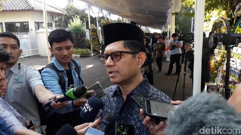 Laode Syarif Kenang Dampingi BJ Habibie Tinjau Ruang Pemeriksaan KPK Laode Syarif Kenang Dampingi BJ Habibie Tinjau Ruang Pemeriksaan KPK