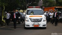 Mobil jenazah berangkat menuju ke TMP Kalibata.