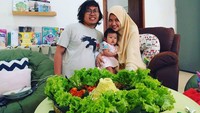 Ulang tahun sang istri, Zaky merayakannya dengan ritual potong tumpeng. Duh, selada segar di pinggir tumpeng bikin salah fokus! Foto: Instagram achmadzaky