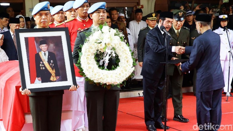 Jokowi Ungkap Jasa BJ Habibie Membangun Fondasi Demokrasi di RI Jokowi Ungkap Jasa BJ Habibie Membangun Fondasi Demokrasi di RI