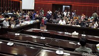 Rapat digelar di Kompleks Parlemen, Senayan, Jakarta, Kamis (12/9/2019). Wakil Ketua Baleg Totok Daryanto menyampaikan revisi UU yang jadi usulan DPR tersebut.
