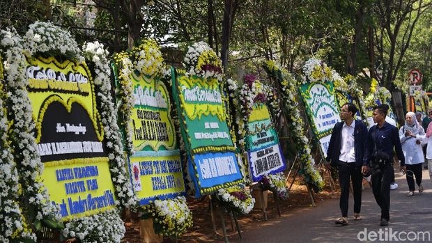 Karangan Bunga Membanjiri Kediaman BJ Habibie / 