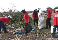 Aksi Bersih Pantai Petugas Pelabuhan Lhokseumawe