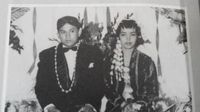 Habibie menikah dengan Ainun.