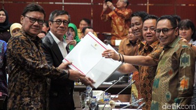 Malam-malam, DPR-Pemerintah Bahas Revisi UU KPK