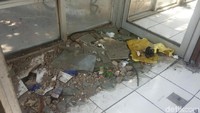 Di salah satu halte nampak pula pecahan kaca berserakan di lantai halte.