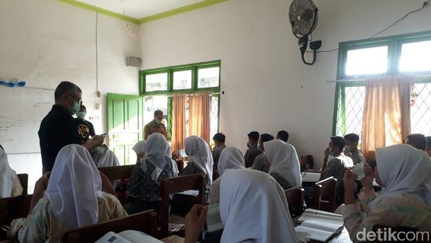  Kadisdik Sumsel saat membagikan masker 