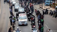 Paspampres yang mengenakan Yamaha FZ1 juga turut mengiringi kendaraan jenazah untuk mengantarkan ke TMP Kalibata.