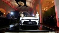 Kehadiran Corolla HEV tidak hanya menempatkan Toyota sebagai brand dengan varian kendaraan elektrifikasi terbanyak di Indonesia, sekaligus juga menawarkan pilihan yang semakin luas kepada pelanggan. Saat ini, Toyota  memiliki 5 varian kendaraan elektrifikasi yaitu Prius, Camry HEV, Alphard HEV, C-HR HEV dan Corolla Altis HEV. Pool/Toyota.