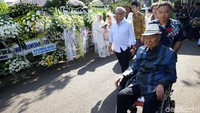 Sejumlah tokoh dan pejabat terus berdatangan ke rumah duka Jalan Patra Kuningan, Jakarta Selatan.