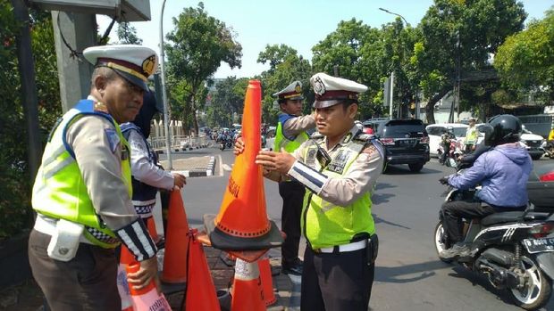 Polisi siapkan traffic cone untuk rekayasa pengalihan lalu lintas di TMP Kalibata.