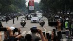 Warga Ramai-ramai Abadikan Kedatangan Jenazah BJ Habibie
