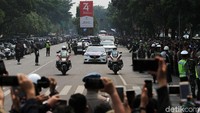 Iring-iringan jenazah tiba di TMP Kalibata pukul 13.31 WIB.