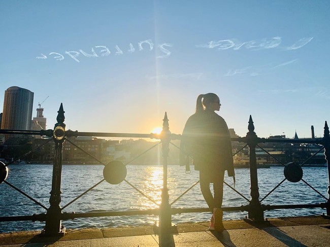 Hannah dan sang suami Jay Chou sering jadi sorotan karena keromantisan keduanya. Penyanyi Taiwan itu baru-baru ini memberikan kejutan dengan menuliskan kata-kata romantis di langit untuk Hannah. Skywriting atau seni tulisan yang berasal dari asap pesawat itu diketahui harganya sangat mahal, mulai dari Rp 48 juta.  Foto: dok. Instagram