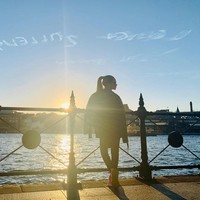 Hannah dan sang suami Jay Chou sering jadi sorotan karena keromantisan keduanya. Penyanyi Taiwan itu baru-baru ini memberikan kejutan dengan menuliskan kata-kata romantis di langit untuk Hannah. Skywriting atau seni tulisan yang berasal dari asap pesawat itu diketahui harganya sangat mahal, mulai dari Rp 48 juta.  Foto: dok. Instagram