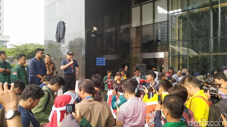 Temui Mahasiswa Aksi, Penasihat KPK: Kita Menghadapi Periode Paling Sulit Temui Mahasiswa Aksi, Penasihat KPK: Kita Menghadapi Periode Paling Sulit