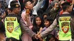 Warga Ramai-ramai Abadikan Kedatangan Jenazah BJ Habibie
