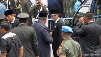 Dua putra SBY, Agus Harimurti Yudhoyono (AHY) dan Edhie Baskoro (Ibas) Yudhoyono, turut hadir mendampingi ayah mereka di prosesi pemakaman mantan presiden Indonesia tersebut.