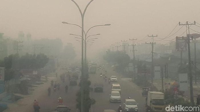 Foto: Kabut asap di Pekanbaru makin pekat (Chaidir-detikcom)