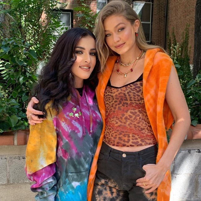 Tasya Farasya berkesampatan foto bersama Gigi Hadid di sela New York Fashion Week. Ia membungkus tubuhnya dengan atasan yang dihiasi motif tie-dye. (Foto: Instagram/@tasyafarasya)