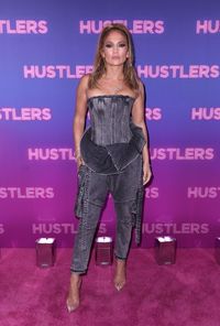 Gaya Jennifer Lopez Pakai Jeans Rp 49 Juta di Premier Film 'Hustlers'