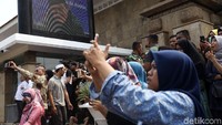 Warga mengabadikan iring-iringan mobil jenazah BJ Habibie di kawasan Kalibata, Jakarta Selatan.