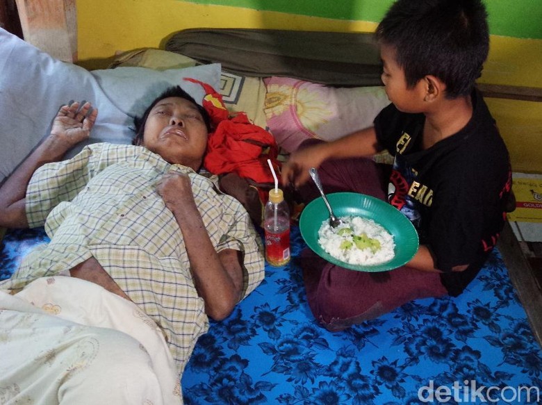 Menengok Bocah Kelas 5 SD di Jombang yang Rawat Ibunya Sakit Stroke Menengok Bocah Kelas 5 SD di Jombang yang Rawat Ibunya Sakit Stroke