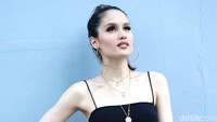 Cinta Laura tampil seksi dengan tanktop hitam saat ditemui di studio Trans TV.  Foto: Palevi S/detikFoto