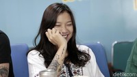 Danilla pun kerap tersenyum manis akibat jawaban lucu Desta dan Vincent.