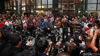 Agus menyampaikan hal itu bersama dengan 2 pimpinan KPK lainnya yaitu Saut Situmorang dan Laode M Syarif. Tidak tampak 2 pimpinan lainnya yaitu Alexander Marwata dan Basaria Pandjaitan.