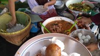 Penjaja nasi penggel mudah ditemui di sudur-sudut jalan, Berjualan sejak subuh hingga pukul 9 pagi. Bola nasi dan lauk  lauk jeroan tinggal pilih sesuai selera. Foto : Instagram @omahwetanyk