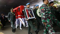 Momen pemakaman Presiden BJ Habibie di Taman Makam Pahlawan (TMP) Kalibata, Jakarta Selatan, Kamis (12/9/2019). Grandyos Zafna  