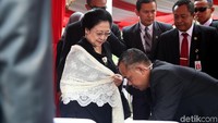 Presiden ke-5 RI Megawati Soekarnoputri turut hadir di prosesi pemakaman Bapak Teknologi Indonesia tersebut.