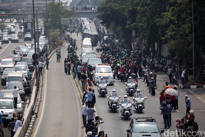 Potret Iring-iringan Mobil Jenazah BJ Habibie Menuju ...