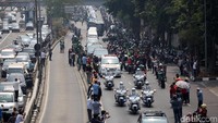 Dari arah rumah duka, Jl Patra Kuningan XIII Blok L XV Kav 5, Kuningan, Jakarta Selatan, Kamis (12/9/2019) jenazah menuju peristirahatan terakhir di TMP Kalibata.