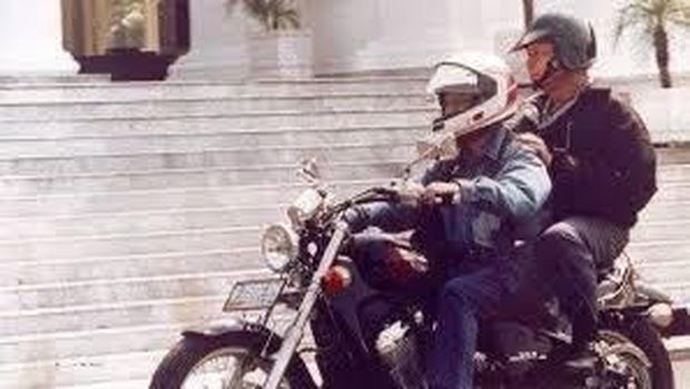 Menristek BJ Habibie memboncengkan Presiden Soeharto 