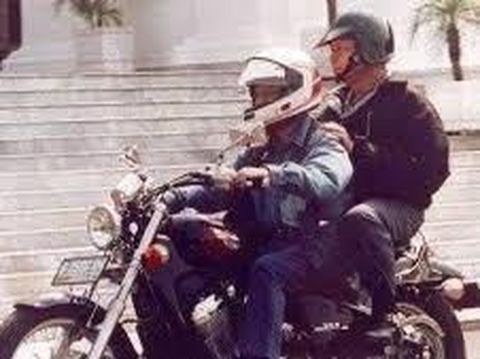 Menristek BJ Habibie memboncengkan Presiden Soeharto di halaman Istana
