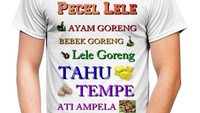 Menu di warung pecel lele dicetak di atas kaos ini. Ada ayam goreng, bebek goreng, lele goreng, tahu, tempe hingga ati ampela. Wahh ini sih spanduk berjalan namanya! Foto: istimewa