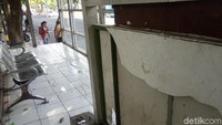 Sejumlah halte Trans Metro Bandung (TMB) di sejumlah titik di Kota Bandung tampak rusak dan kumuh. Selain itu halte juga tampak sepi dari penumpang.
