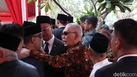 Try Sutrisno nampak berbicara dengan salah satu putra Almarhum Habibie, Thareq Habibie, di sela prosesi pemakaman mantan presiden Indonesia tersebut.