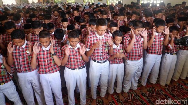 Ratusan siswa MTs N 2 Banjarnegara menggelar salat gaib. 