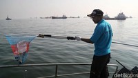 Para petugas pun membawa serta sejumlah peralatan untuk membersihkan sampah plastik yang terbawa arus laut tersebut.
