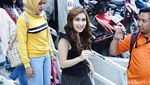 Ekspresi Ayu Ting Ting saat Berjuang Melawan Angin