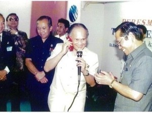 Momen BJ Habibie dan Ponsel Siemens Merah Menyala 25 Tahun Silam
