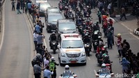 Inilah potret iring-iringan mobil jenazah BJ Habibie saat menuju ke Taman Makam Pahlawan (TMP) Kalibata, Jakarta Selatan, Kamis (12/9/2019).