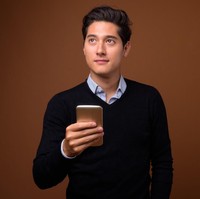 Sweater akan membuat pria terlihat lebih hangat dan berkelas. Item satu ini bisa dipakai di atas kemeja untuk kesan lebih formal. Foto: iStock