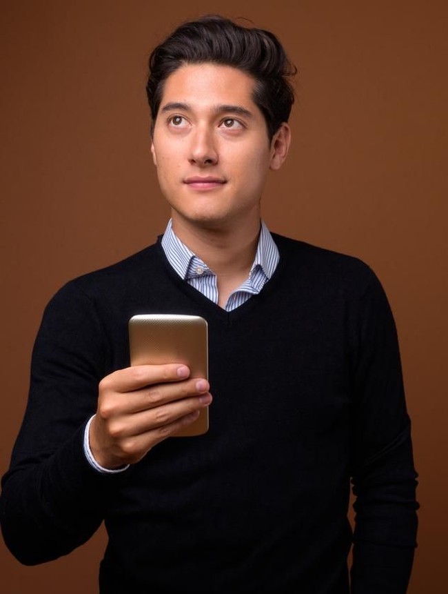 Sweater akan membuat pria terlihat lebih hangat dan berkelas. Item satu ini bisa dipakai di atas kemeja untuk kesan lebih formal. Foto: iStock