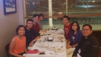 Makan malam dengan mahasiswa Indonesia yang studi di Stanford University, tulis Zaky di keterangan foto. Mereka nampak menikmati jamuan makan khas Mediterania. Foto: Instagram achmadzaky