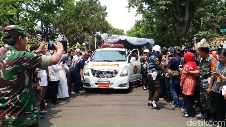 Jenazah BJ Habibie Diberangkatkan ke TMP Kalibata Jenazah BJ Habibie Diberangkatkan ke TMP Kalibata