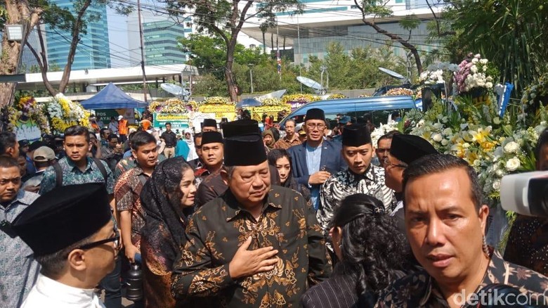 Didampingi AHY dan Ibas, SBY Melayat ke Rumah Duka BJ Habibie Didampingi AHY dan Ibas, SBY Melayat ke Rumah Duka BJ Habibie
